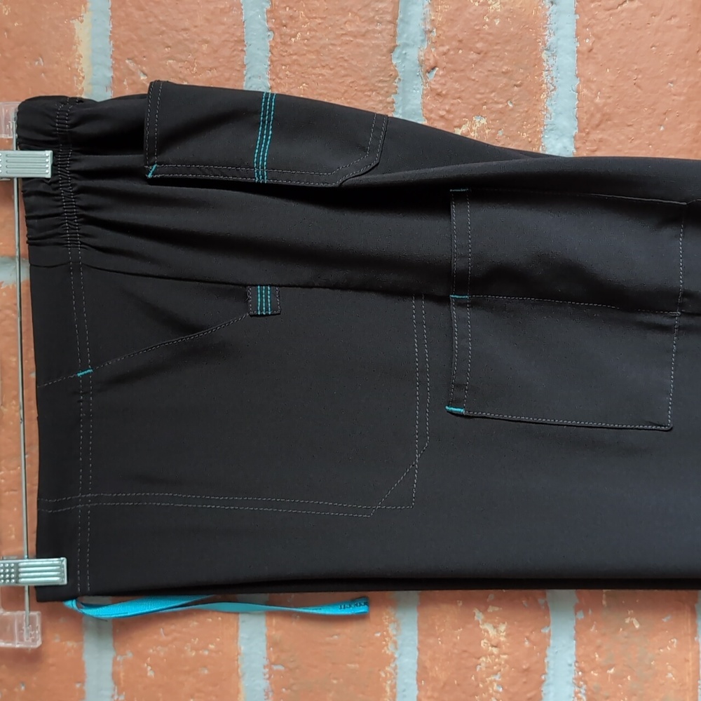 Preowned Carhartt Black Scrub Set (1) top C12110, (2) pairs bottom C52110 - Picture 6 of 14